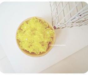 Organza Yellow flower with pearl centered / pack 