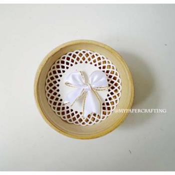 Medium Ribbons White with Gold trimming